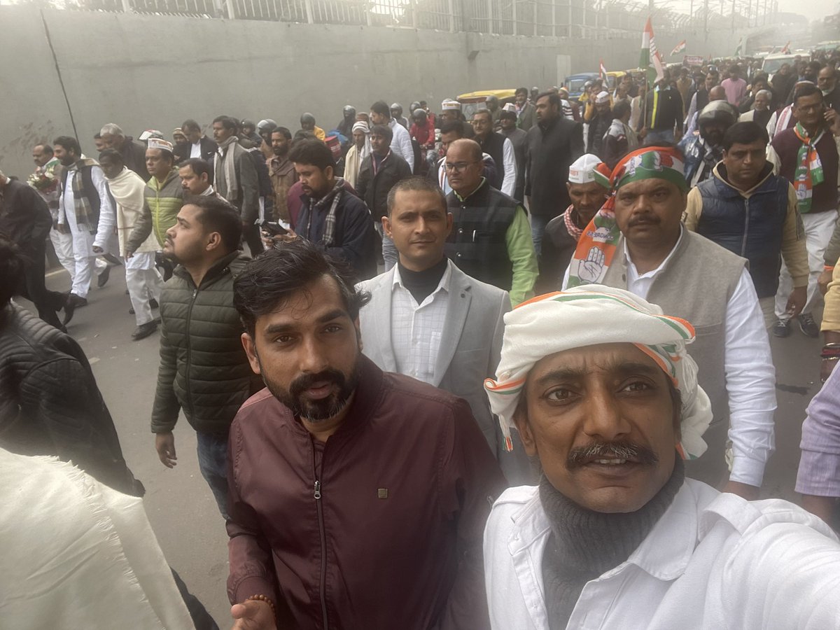 shivaindraa's tweet photo. मुड कर देखेगी हिकारत से मुझे तारिख कल,

मेरी पीढ़ी मे किसी धड पर कोई चेहरा न था।।

@RahulGandhi 

#HumBhiGandhi https://t.co/Mji0HsrCsn