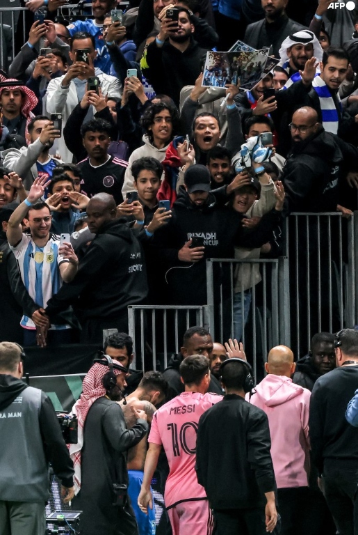 InvictosSomos's tweet photo. Y un día, el GOAT jugó en Arabia Saudita. https://t.co/J8Hesg6xTP