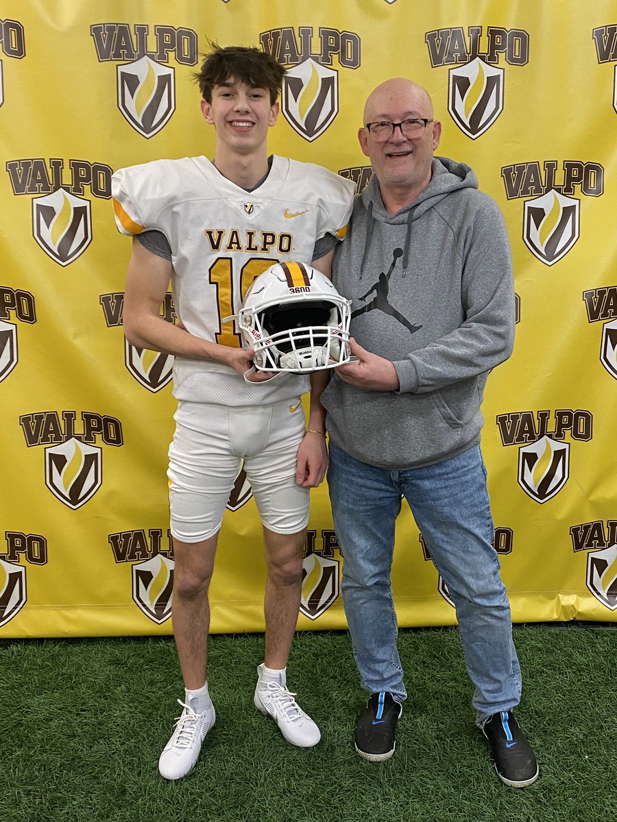 Jamie_W10's tweet photo. I had a great visit at the University of Valpariso! Thanks @CoachParkerVU @CoachMarquis for the opportunity! @BexleyFootball @CoachKerrBexley https://t.co/7D5yMXfEJq