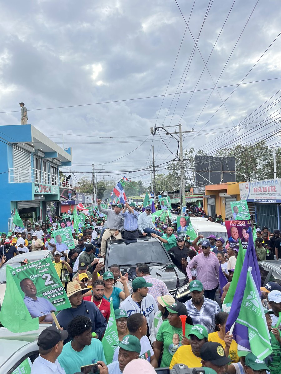 keylaReyna04's tweet photo. Señores ni cuanta gente el pueblo se guerra está en las calles esto es lo que se llama un líder que está en el corazón del pueblo la @FPcomunica ha teñido de verde todo el Municipio de Guerra NO ES QUE LA PIÑA ESTÁ AGRARIA ES QUE NO HAY PIÑA 

@LeonelFernandez sin duda el próximo presidente de la República Dominicana 

#FuerzaDelPueblo
#LeonelFernandez
#CaravanaFP
#Vota3
#ComiteDeCampañaFP
#VolvamosPaLante