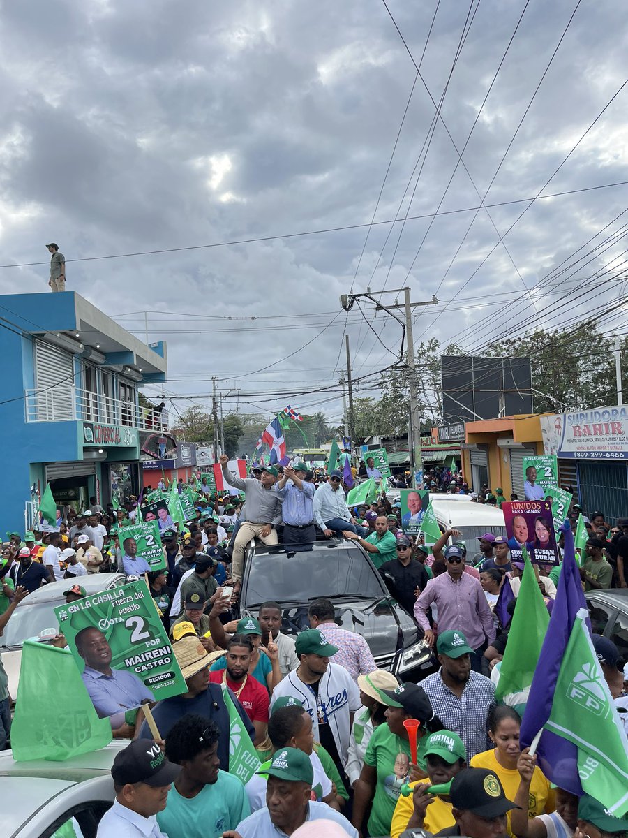 keylaReyna04's tweet photo. Señores ni cuanta gente el pueblo se guerra está en las calles esto es lo que se llama un líder que está en el corazón del pueblo la @FPcomunica ha teñido de verde todo el Municipio de Guerra NO ES QUE LA PIÑA ESTÁ AGRARIA ES QUE NO HAY PIÑA 

@LeonelFernandez sin duda el próximo presidente de la República Dominicana 

#FuerzaDelPueblo
#LeonelFernandez
#CaravanaFP
#Vota3
#ComiteDeCampañaFP
#VolvamosPaLante