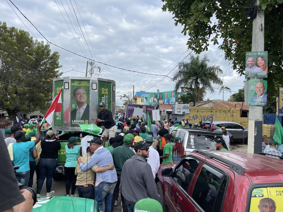 keylaReyna04's tweet photo. Señores ni cuanta gente el pueblo se guerra está en las calles esto es lo que se llama un líder que está en el corazón del pueblo la @FPcomunica ha teñido de verde todo el Municipio de Guerra NO ES QUE LA PIÑA ESTÁ AGRARIA ES QUE NO HAY PIÑA 

@LeonelFernandez sin duda el próximo presidente de la República Dominicana 

#FuerzaDelPueblo
#LeonelFernandez
#CaravanaFP
#Vota3
#ComiteDeCampañaFP
#VolvamosPaLante
