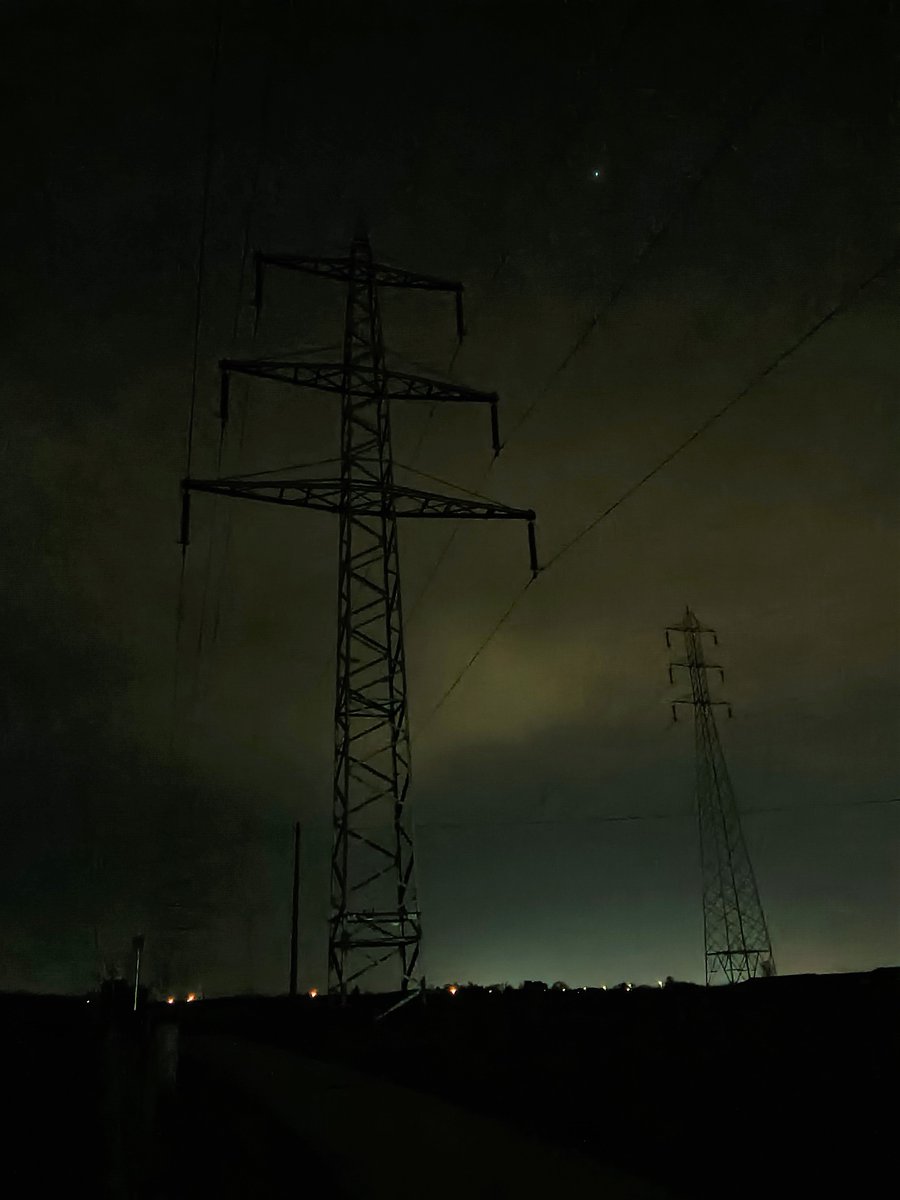 G7KVE's tweet photo. Overcast skies above Visé this evening.
The white dot in the sky isn't a hot pixel.
It's the planet Jupiter.
#鉄塔 #hydrotower #pylôneélectrique #torreeléctrica https://t.co/0lZlydBQdh