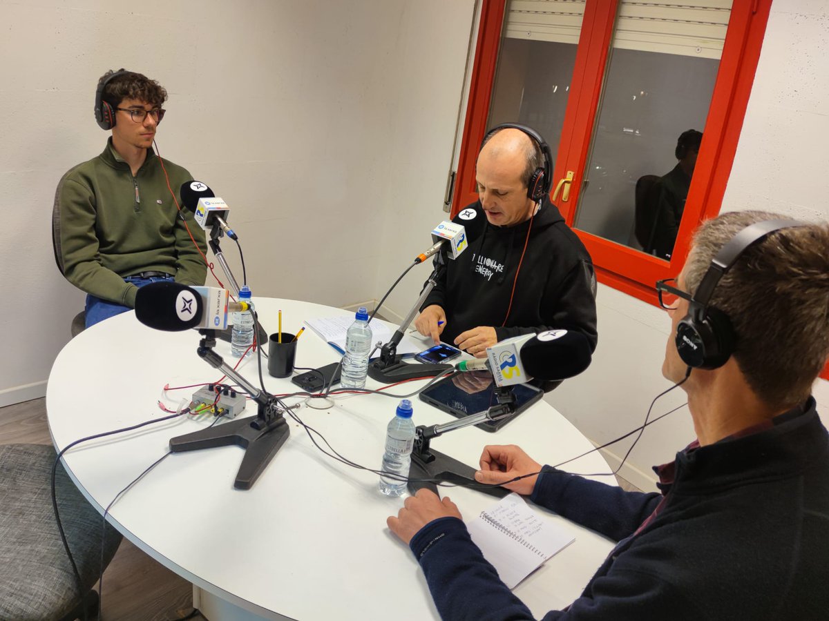 CultOnaSarria's tweet photo. 🎙️Avui el programa "Som Esports"  conduit per @jparetas entrevista als sarrianencs Quim Llunell del Grup de Muntanya Sarrià 🧗‍♂️i al ciclista professional, @AlexJaimee98 🚴‍♂️

 #Ràdiosarrià #latevaveu #esports #somesports #sarriadeter https://t.co/THwByZlgv8