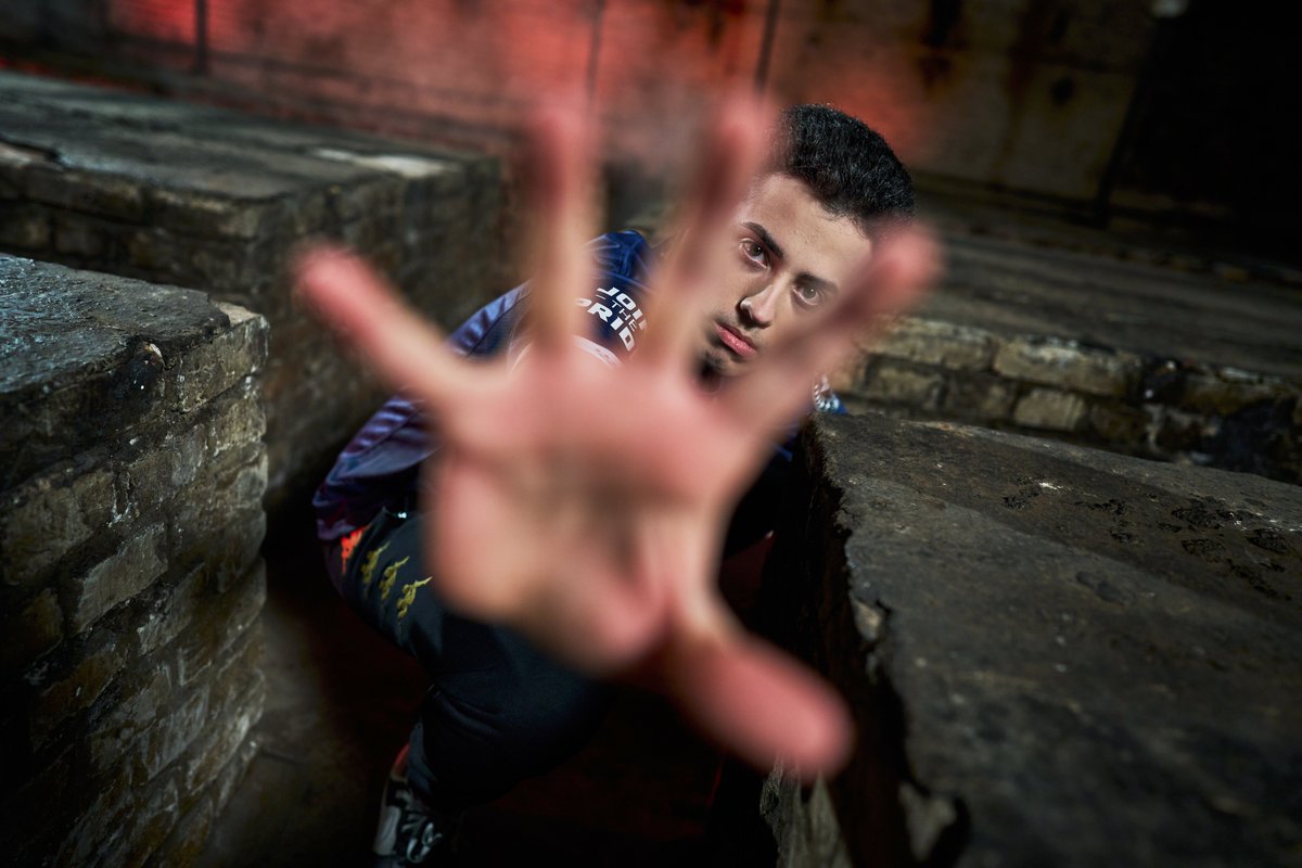 LEC's tweet image. POV: getting hooked by @AlVaRo710_