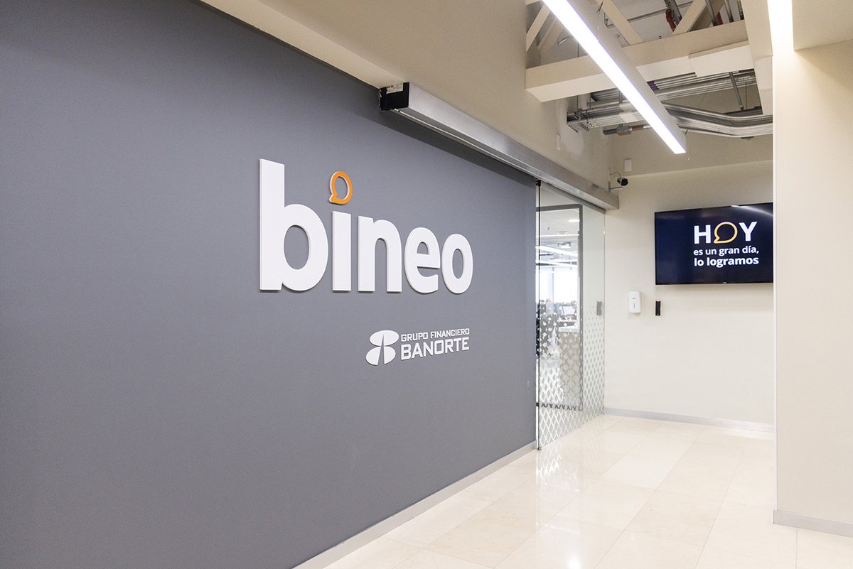 ExpansionMx's tweet photo. Banorte lanzó Bineo, su banco 100% digital, que busca atraer clientes que prefieren operar sin visitar sucursales y a aquellos que aún no acceden a servicios financieros.

Te contamos cómo funcionará #Bineo y qué beneficios tendrá 🧵👇 

🖋️: @luzzelenasinH y @marioalberto18 
📸: Diego Alvarez Esquivel