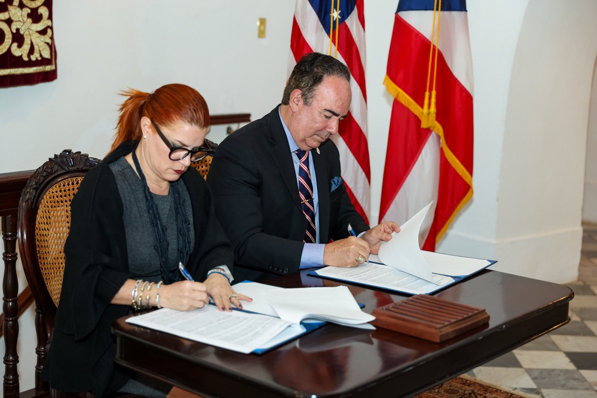 GovPierluisi's tweet photo. Hoy anunciamos la firma de un acuerdo colaborativo entre el Gobierno de Puerto Rico y la @UPR_Oficial para analizar los cambios demográficos en nuestra Isla. Este proyecto no solo se limitará a la identificación de desafíos, sino que también se orientará hacia la generación de soluciones concretas y la formulación de políticas públicas efectivas en beneficio de todos los puertorriqueños.