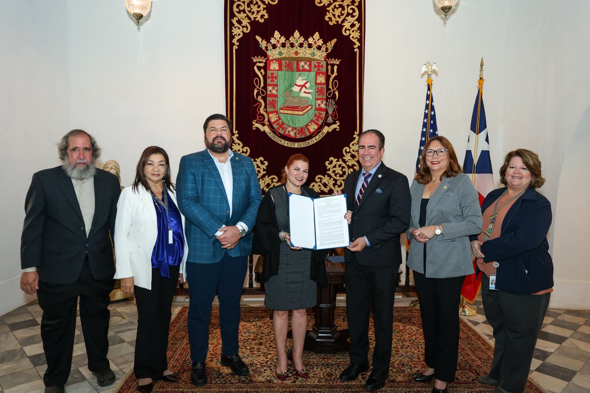 GovPierluisi's tweet photo. Hoy anunciamos la firma de un acuerdo colaborativo entre el Gobierno de Puerto Rico y la @UPR_Oficial para analizar los cambios demográficos en nuestra Isla. Este proyecto no solo se limitará a la identificación de desafíos, sino que también se orientará hacia la generación de soluciones concretas y la formulación de políticas públicas efectivas en beneficio de todos los puertorriqueños.