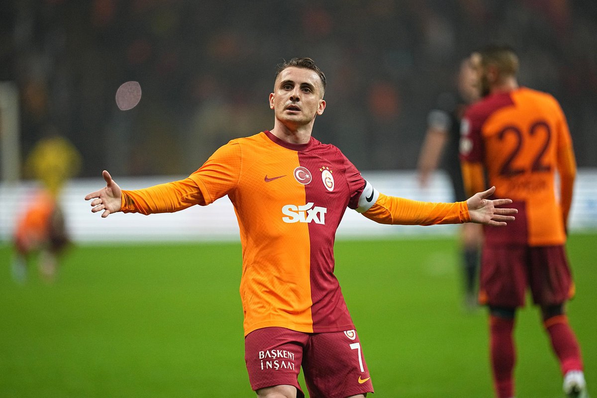 Galatasaraylı taraftarların, Kerem Aktürkoğlu’nu oyundan çıkarken ıslıklaması tartışmalara neden oldu.