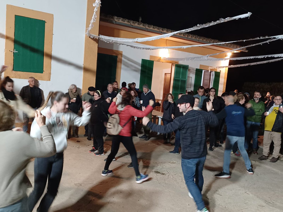 estoldesgerrico's tweet photo. Vos deixam un recull de dissabte passat. Quin gust tocar a Son Negre i veure aquesta ballera! 🥰
La setmana que ve toca el darrer fogueró, a Son Prohens. Hi vendreu?
#EstolDesGerricó #Felanitx #SonNegre #Fogueró #BallDeBot #BalladaPopular https://t.co/tlJaxjCh3t