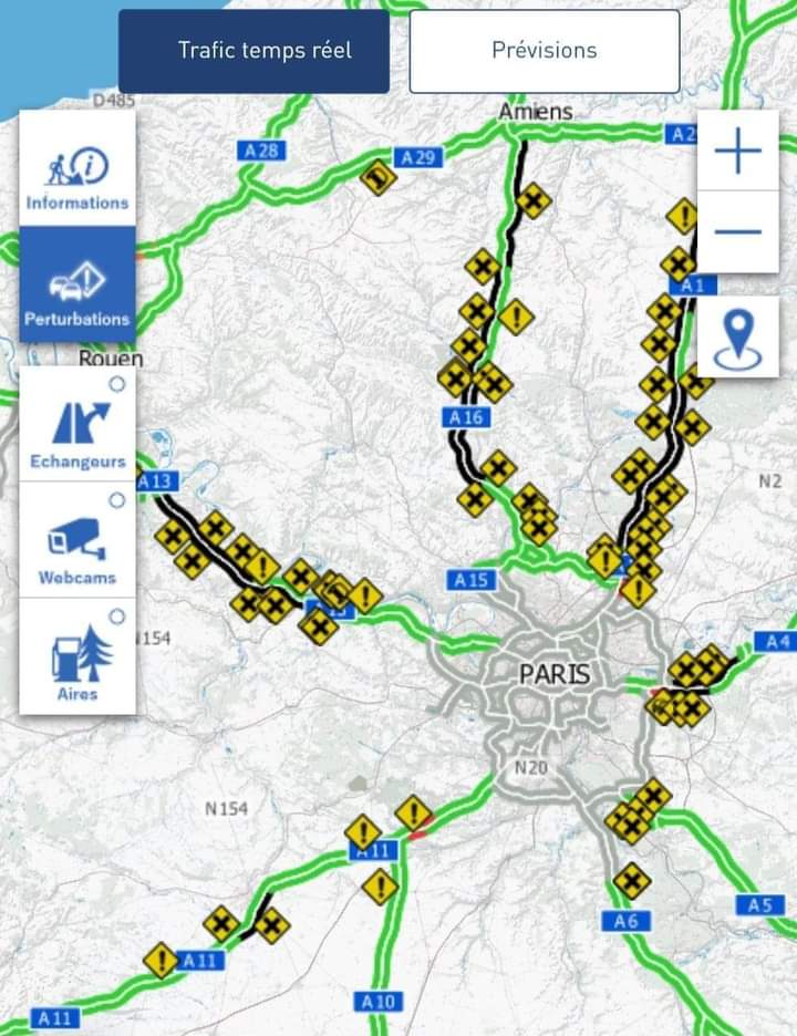 In questo momento
Parigi è isolata. 
I trattori hanno imposto Blocco Alimentare e non faranno entrare derrate alimentari nella capitale. 
I supermermercati sono stati presi d'assalto.

La situazione intorno
a Parigi si sta surriscaldando: i tassisti hanno aderito allo sciopero.