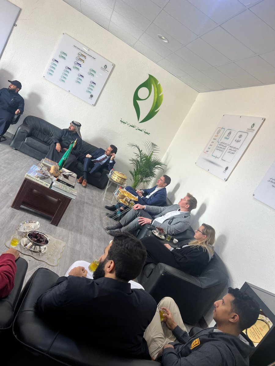 r_alsomman's tweet photo. تشرفت جمعية الصمان الخضراء البيئية بزيارة كريمة من  منسوبي هيئة تطوي�� محمية الملك عبدالعزيز الملكية @KARNRSA حيث تم اطلاعهم على البرامج و الانشطة التي نفذتها الجمعية والخطط المستقبلية وتم بعد ذلك أخذ جولة ميدانية على بعض المواقع داخل حدود المحمية ومشاهدة أثر الحمى . https://t.co/5SQ8Z77c0P