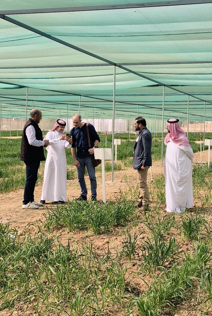 shakeelpbg's tweet photo. Dear @BrandeWulff, I'm pleased to meet you again 🤝 – as always, I feel so honoured to discuss and learn some more science from you. I'm truly grateful to HH Dr. @Naser_Almarri for providing this opportunity.
#SeedCenter #KAUST #PlantSci #Networking #PlantBreeding #Biotechnology https://t.co/2mbEs9nRco