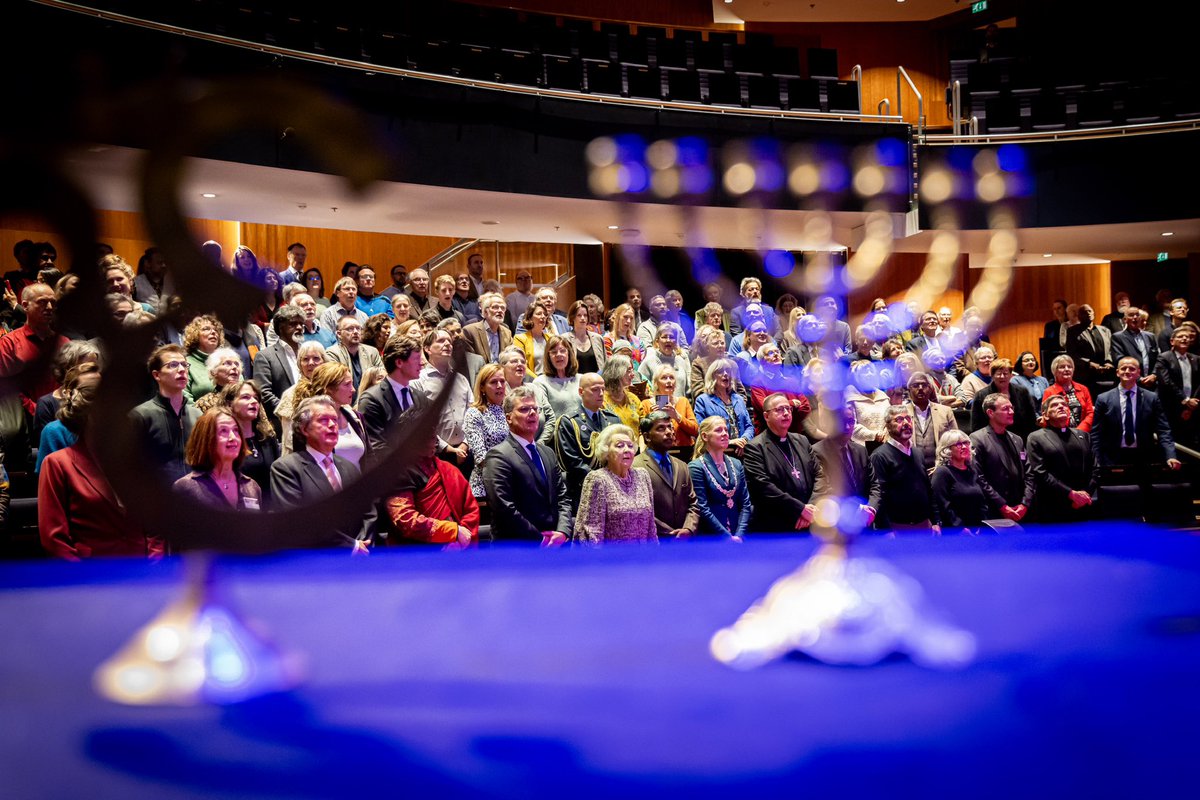 Vanuit verschillende religies en levensbeschouwingen komt In Vrijheid Verbonden samen om zich sterk te maken voor de democratie. Prinses Beatrix is bij een symposium van In Vrijheid Verbonden, met als thema ‘Omzien naar elkaar in tijden van polarisatie’. koninklijkhuis.nl/actueel/nieuws…