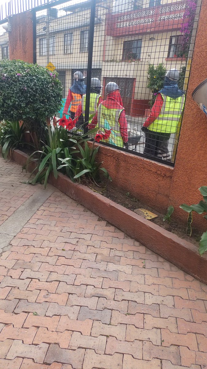 Buenas tardes señores <a href="/Bogota/">Alcaldía de Bogotá</a> <a href="/ConcejoDeBogota/">Concejo de Bogotá</a> y <a href="/ContraloriaBta/">Contraloría de Bogotá D.C</a> no es justo que en la localidad de suba en la calle 129 entre las carreras 50 y la avenida Boyacá sigan las obras sin avances mientras estos señores llevan una hora hablando, por favor respeto con la ciudadanía