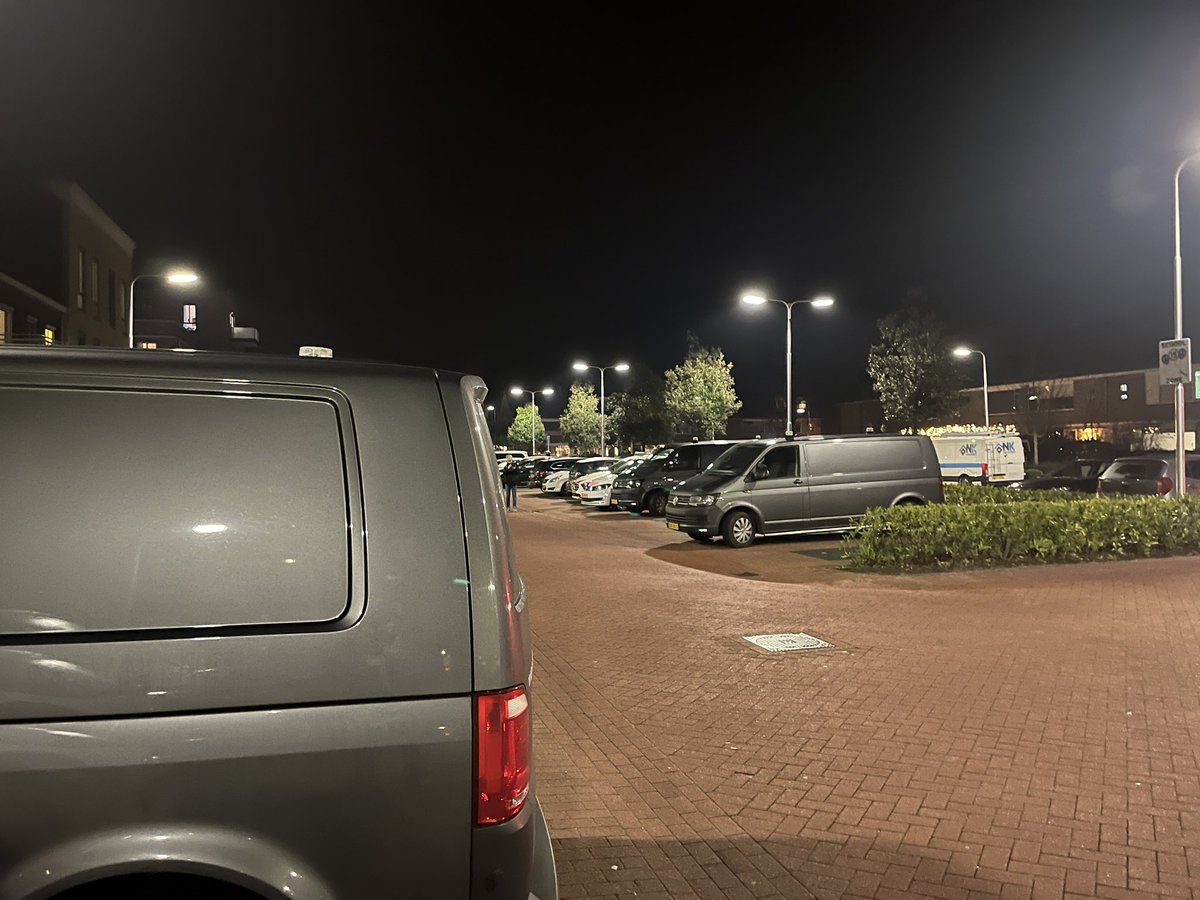 Vandaag 20:00 aan het Rembrandtplein oud-Beijerland is een medische Noodsituatie Gebeurd Hierbij is slachtoffer overleden er is 3 x Forensisch opsporing terplekke om onderzoek te doen Foto’s Rik Bos