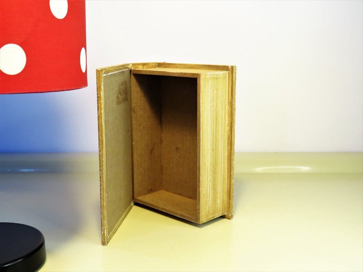 MaLanterne's tweet photo. Vintage Book Safe, Storage Box for Kids, Children Book, Hollow Book Box With Hidden Storage, Wooden Fake Book Openable, Secret Garden, 70s https://t.co/bVNaP3YrFv #Vintage #Home decor #Sales #Retro #Summerdress #Music #Fashion #SecretCompartment https://t.co/wsvfGXOoLp