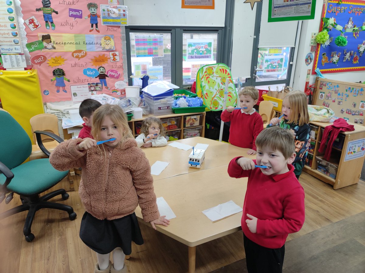 Reception classes 😁 brush their teeth, just like #HealthyHarri 🥦🪥 to help improve #oralhealth 👄
 #healthyeating🍎 #designedtosmile 😊