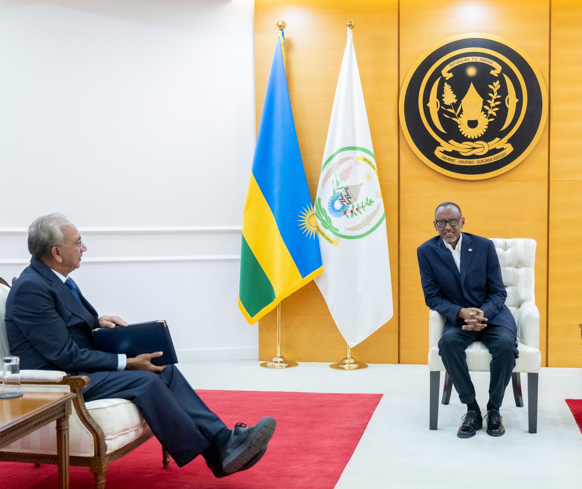 FilsDeBoncoeur's tweet image. Today at @UrugwiroVillage , President #Kagame met with Lord Popat, UK Prime Minister’s Trade Envoy &amp;amp; John Humphrey; UK Trade Commissioner for Africa, who are in Kigali for the ongoing Rwanda-UK Business Forum. The #BusinessForum brings together UK &amp;amp; Rwandan business leaders,