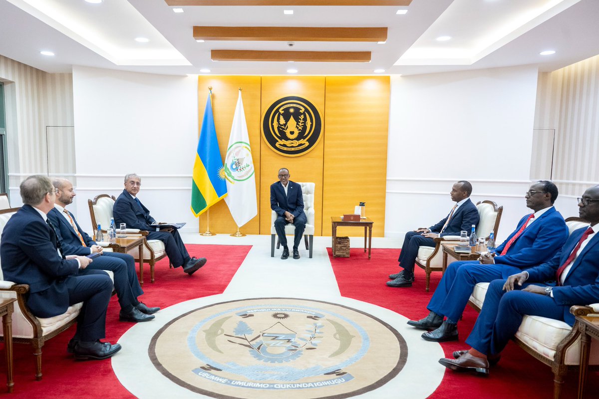 FilsDeBoncoeur's tweet image. Today at @UrugwiroVillage , President #Kagame met with Lord Popat, UK Prime Minister’s Trade Envoy &amp;amp; John Humphrey; UK Trade Commissioner for Africa, who are in Kigali for the ongoing Rwanda-UK Business Forum. The #BusinessForum brings together UK &amp;amp; Rwandan business leaders,