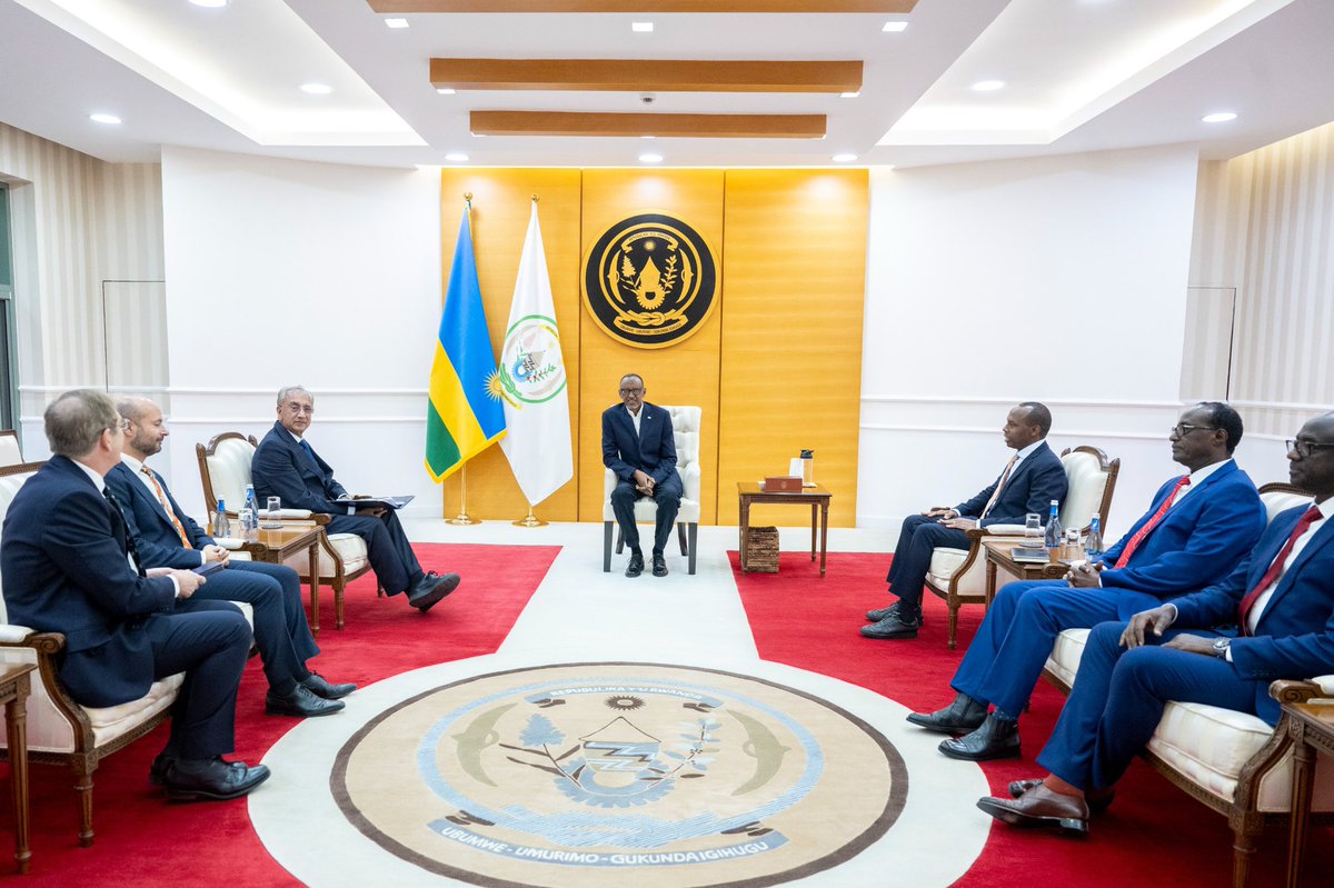 Today at @UrugwiroVillage , President #Kagame met with Lord Popat, UK Prime Minister’s Trade Envoy & John Humphrey; UK Trade Commissioner for Africa, who are in Kigali for the ongoing Rwanda-UK Business Forum. The #BusinessForum brings together UK & Rwandan business leaders,