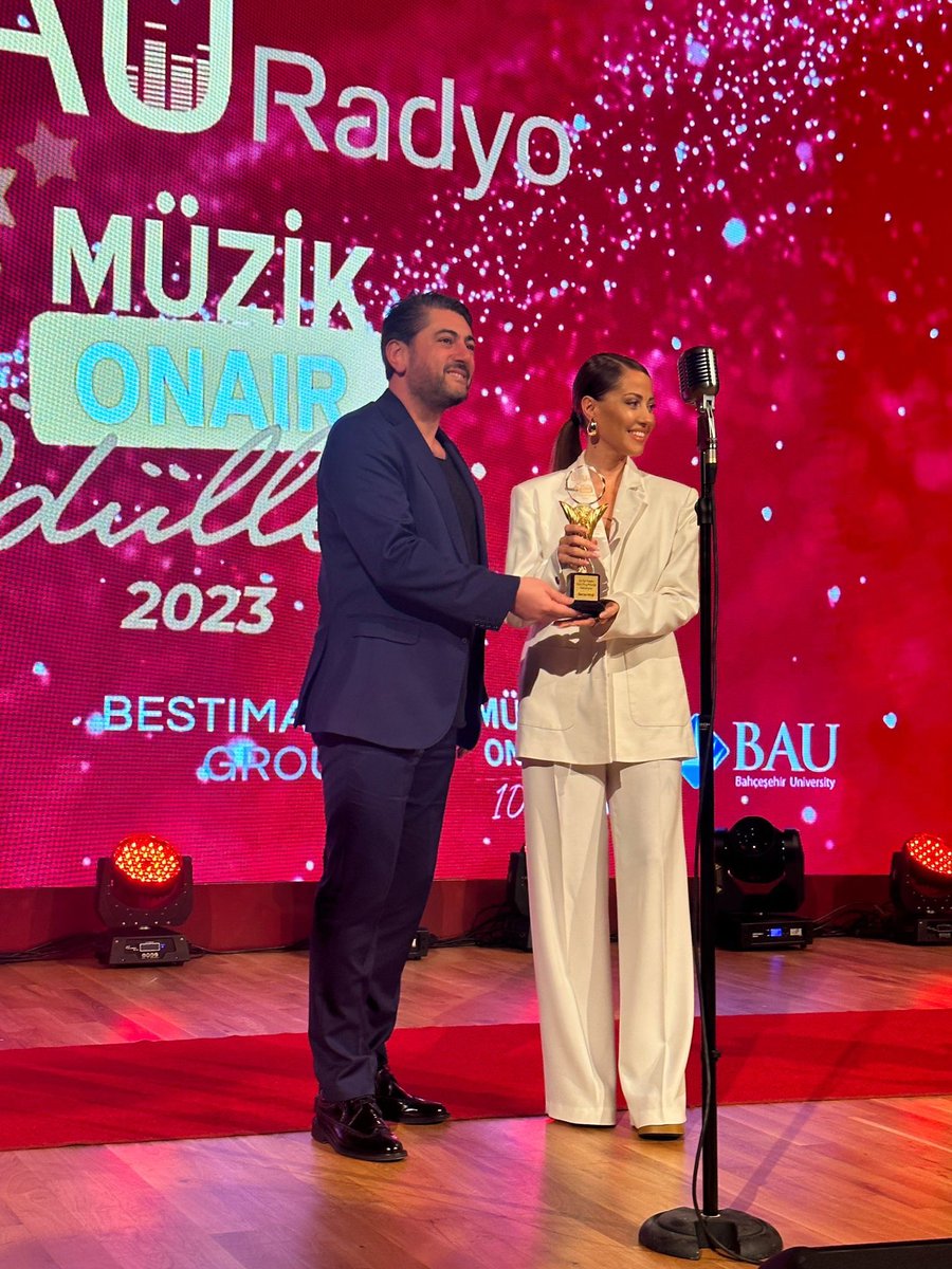 Çok özel bir akşamı daha geride bıraktık. Bau Radyo - Müzik On Air Ödül Töreninde değerli sanatçımız Derya Uluğ’ya BAU Mezunlarımız adına  ödülünü vermekten büyük mutluluk duydum. <a href="/deryaulugg/">Derya ULUĞ</a> <a href="/Bahcesehir/">Bahçeşehir Uni (BAU)</a> <a href="/muzikonair/">Müzikonair</a>