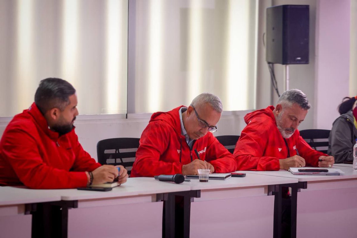 SoyPsuvBarinas's tweet photo. Diosdado Cabello desde la rueda de prensa del @PartidoPSUV expresó: 

"El eslogan de la oposición como 'hasta el final', eso es un sinsentido, la política no tiene final, no marca absolutamente nada, es lo que digo yo: una estupidez política".

#LaPazLeGanaATodo https://t.co/u19MAPvOpI