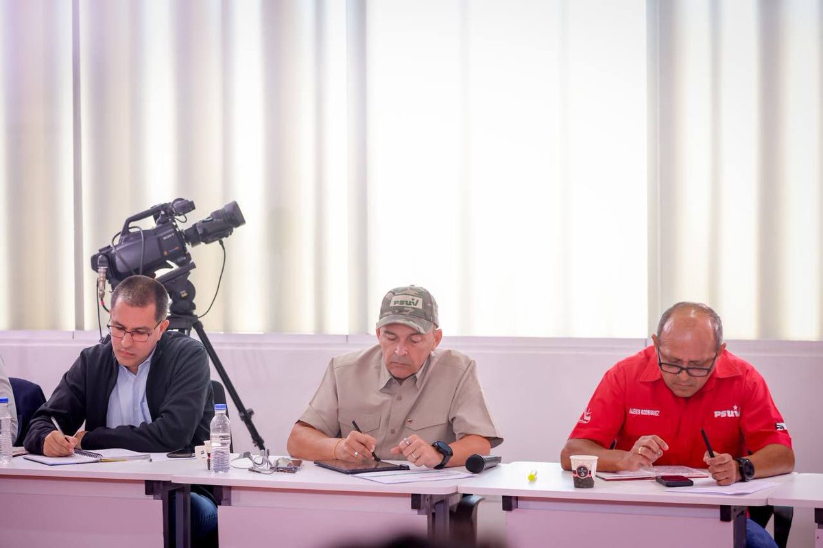 SoyPsuvBarinas's tweet photo. Diosdado Cabello desde la rueda de prensa del @PartidoPSUV expresó: 

"El eslogan de la oposición como 'hasta el final', eso es un sinsentido, la política no tiene final, no marca absolutamente nada, es lo que digo yo: una estupidez política".

#LaPazLeGanaATodo https://t.co/u19MAPvOpI