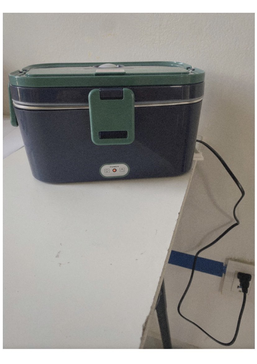 Fercdelarosa's tweet photo. El Carlos sabe que no tengo dónde calentar mi desayuno para el trabajo de la mañana y mi comida para el trabajo de la tarde, así que me consiguió esta lonchera eléctrica para ya nunca tener que comerme la comida helada ❤️‍🩹❤️‍🩹 y soy la mas feliiiiiz de comer calientito 🤩 https://t.co/zla9LqTe1t