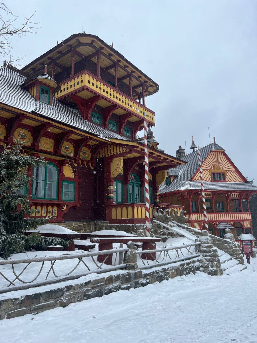 ivet_machova's tweet photo. #Pustevny (Czechia) is dominated by chalet complex made by architect Dušan Jurkovič. Jurkovič took inspiration from the folk architecture of the Carpathian Mountains and incorporated folk motifs found in Moravia's Wallach region and Slovakia into a unique Art Nouveau style. https://t.co/D1eVOvydCs
