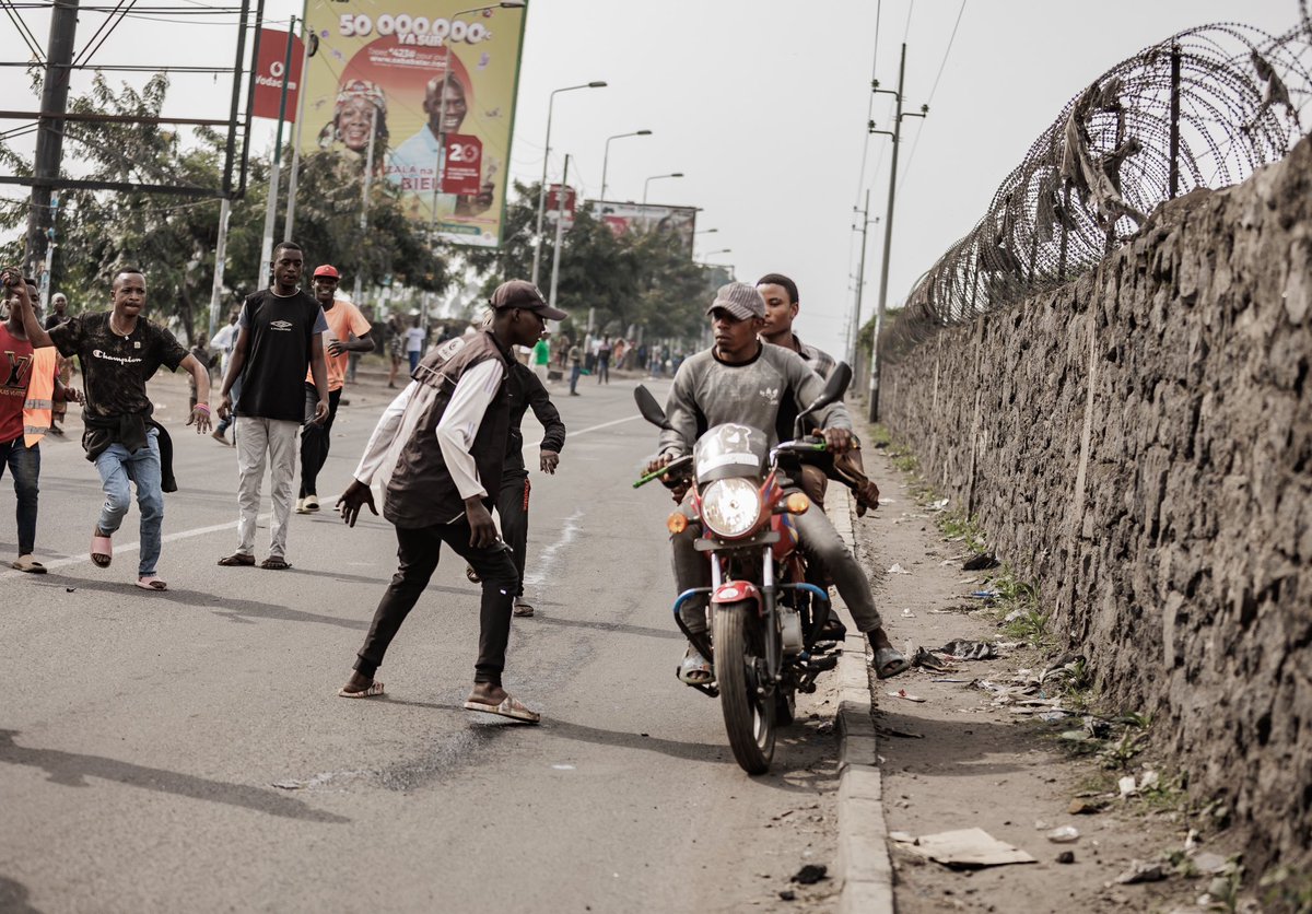 LTAImages's tweet photo. #RDC: Les motards de #Goma ont bravé les rues sans leurs véhicules pour revendiquer leur droit de travailler après 18h. Cette #manifestation pacifique a malheureusement été perturbée par les forces de l’ordre congolaises, engendrant un chaos inattendu

📸: @LTAImages 
#Congo https://t.co/3slcS1F7fm