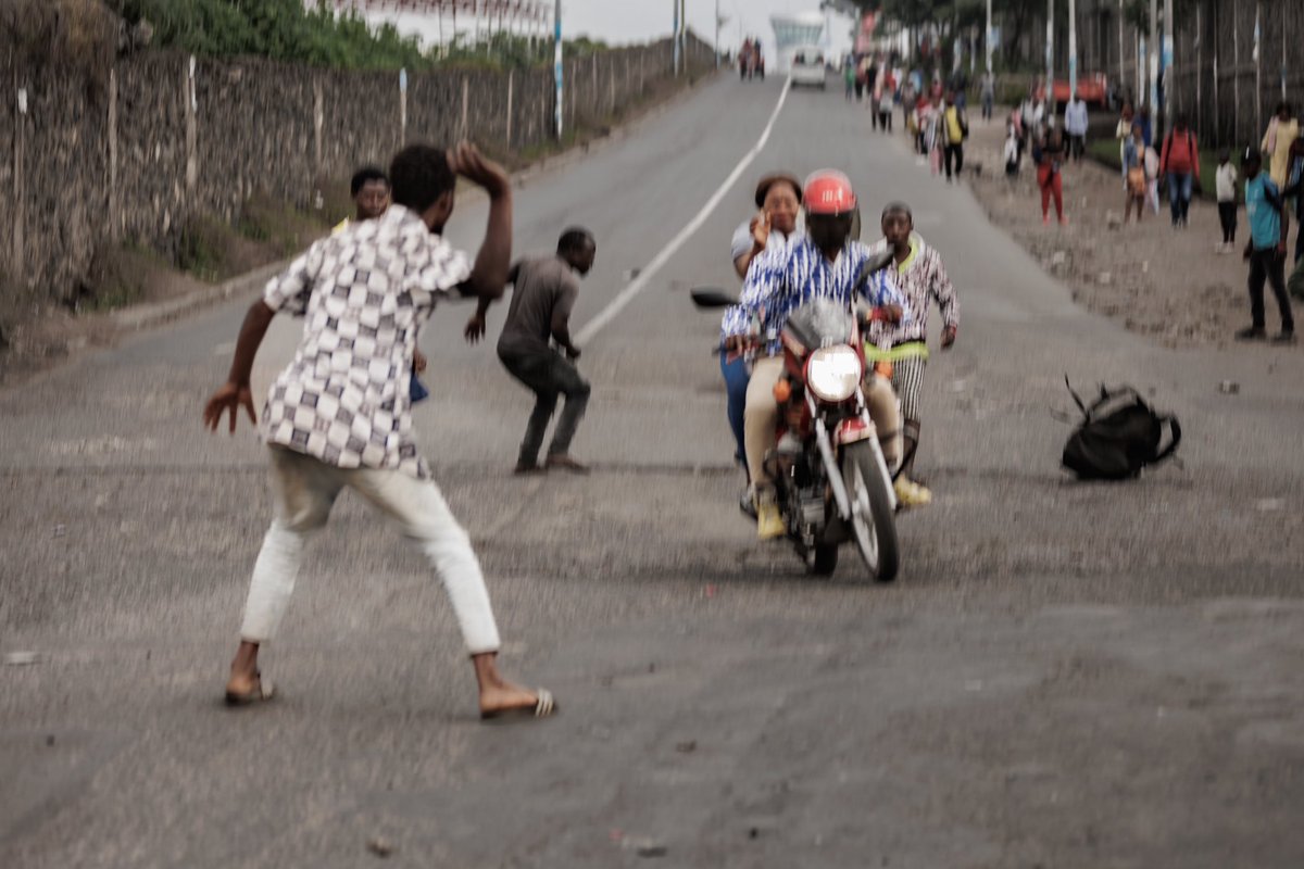 LTAImages's tweet photo. #RDC: Les motards de #Goma ont bravé les rues sans leurs véhicules pour revendiquer leur droit de travailler après 18h. Cette #manifestation pacifique a malheureusement été perturbée par les forces de l’ordre congolaises, engendrant un chaos inattendu

📸: @LTAImages 
#Congo https://t.co/3slcS1F7fm