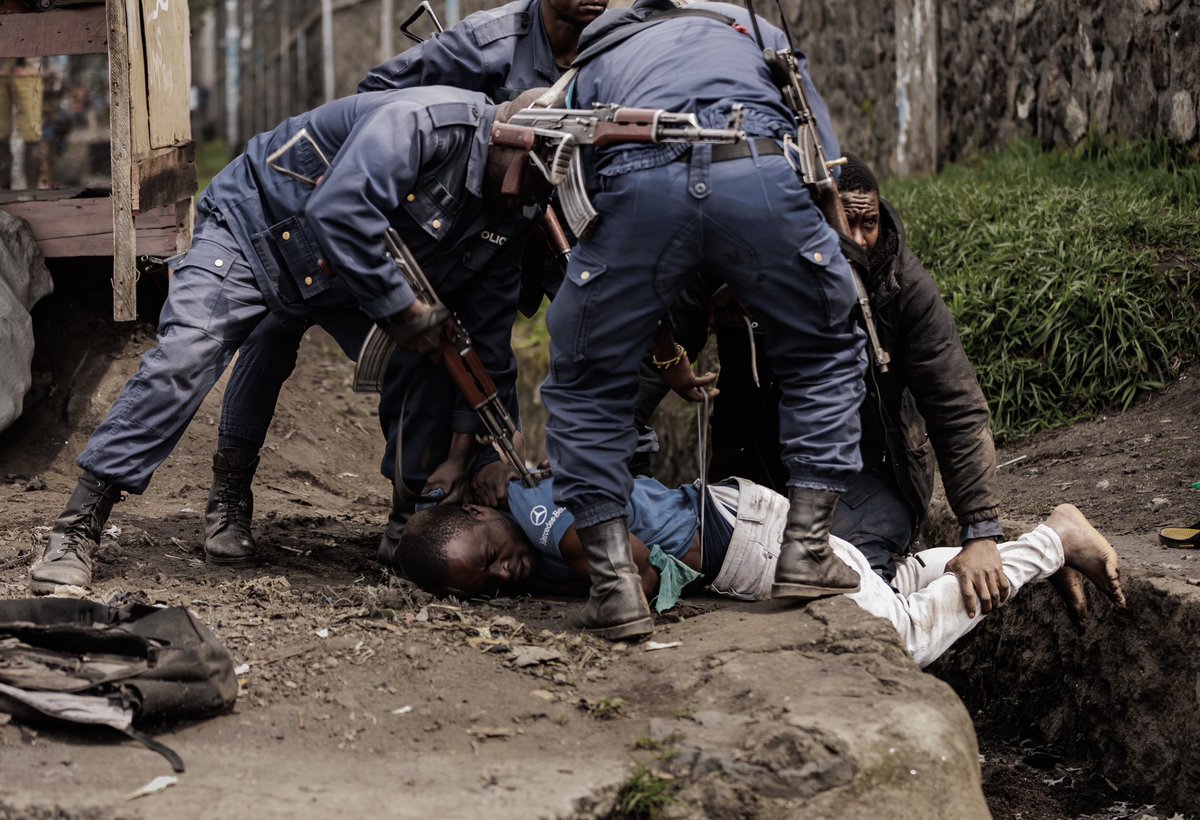 LTAImages's tweet photo. #RDC: Les motards de #Goma ont bravé les rues sans leurs véhicules pour revendiquer leur droit de travailler après 18h. Cette #manifestation pacifique a malheureusement été perturbée par les forces de l’ordre congolaises, engendrant un chaos inattendu

📸: @LTAImages 
#Congo https://t.co/3slcS1F7fm