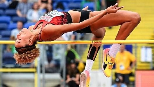 Milli Atlet Buse Savaşkan, Almanya'da düzenlenen Wuppertaler Hochsprungmeeting 2024 yarışmasında yüksek atlamada 1.91 metre atlayarak 22 yıldır kırılamayan kadınlar yüksek atlama salon Türkiye rekorunu kırdı. #Atletizm #Rekor #BuseSavaşkan