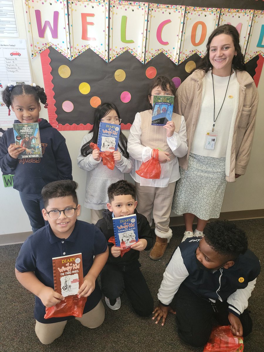 In celebration of the 100th day of school, every 100 minutes we gave away a book!! Happy 100th Day!
#100daysin3rdgrade <a href="/hearnehusky/">Hearne Elementary</a>