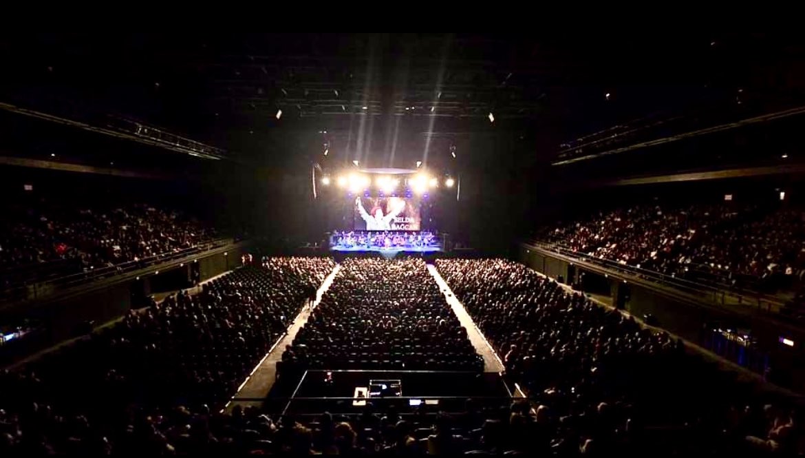 _KeManCI_'s tweet photo. Dün akşam @vwarena’da harika bir seyirci önünde değerli şefimiz @musagocmen yönetiminde #musagöçmensenfoniorkestrası #senforock ile efsane sanatçımız @seldabgcn ’a ve muhteşem sesiyle konuk sanatçı olarak katılan @serenadbagcan’a eşlik ettik… https://t.co/ilYw81kCn9