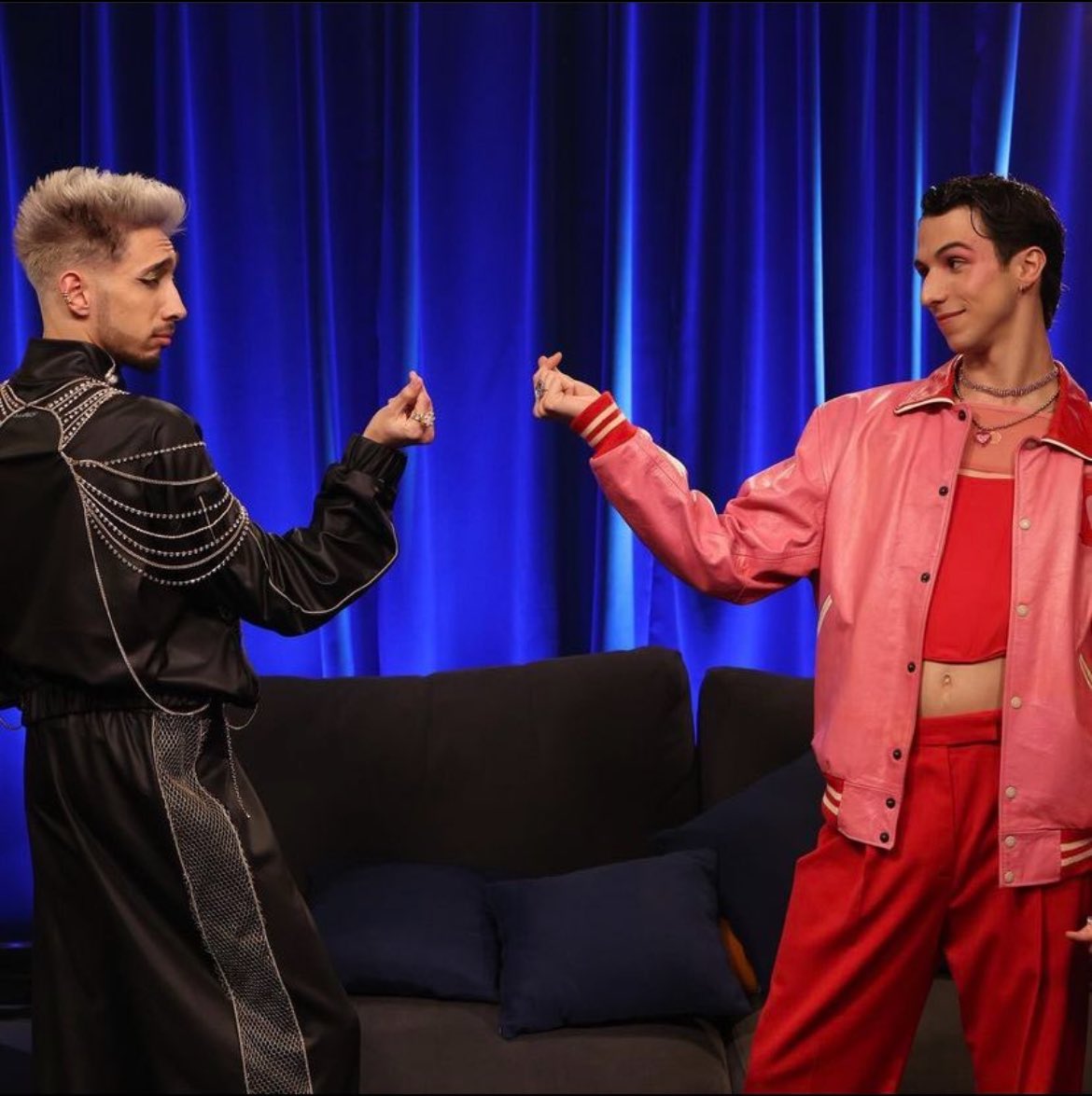 Teleadicto69's tweet photo. No sabía que los invitados especiales eran Cat Noir y Lady Bug #OTGala9 #OTDirecto29E https://t.co/6QXlATAtFV
