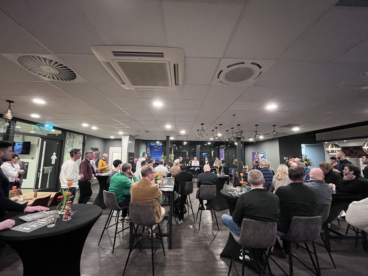 Doldwaze dagen <a href="/MaaspoortDB/">Maaspoort Den Bosch</a>. Van Dutch Darts Masters, naar Heroes Den Bosch en nu partneravond van het Den Bosch International Tournament.