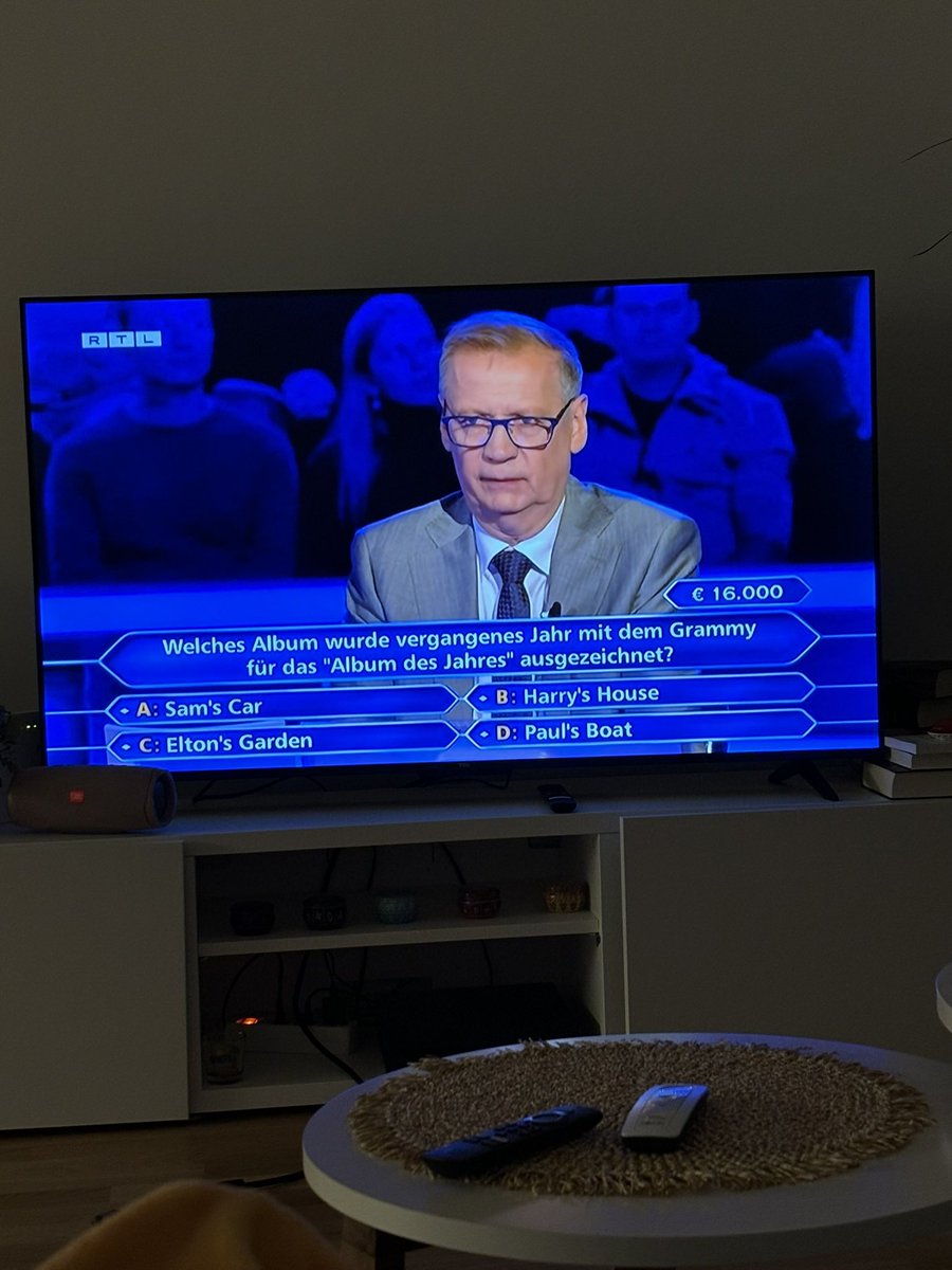 vanstylesx's tweet photo. Gerade eingeschaltet - sollte mich vielleicht doch mal dort anmelden #harrystyles #rtl #werwirdmillionär #ibes https://t.co/FNLzF94L5R