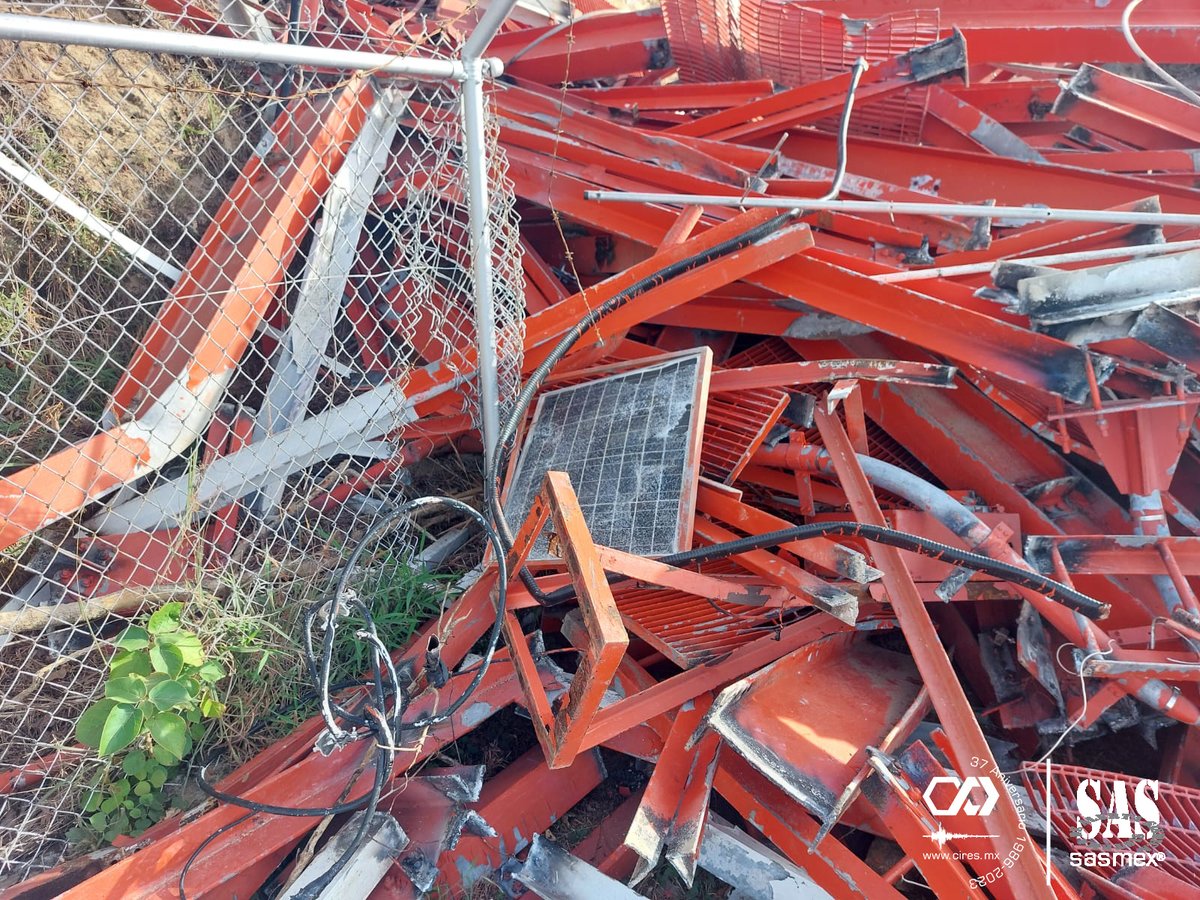 SASMEX's tweet image. Así eran y así quedaron las torres que albergaban sistemas de comunicación de TV, radio, telefonía y del SASMEX.
@CNPC_MX @laualzua @IIUNAM @FIUNAM_MX @ISC_CDMX @SGIRPC_CDMX

#CIRESMuchoMásquelaAlertaSísmica
#CIRES37años
#HuracánOtis
#Prevención