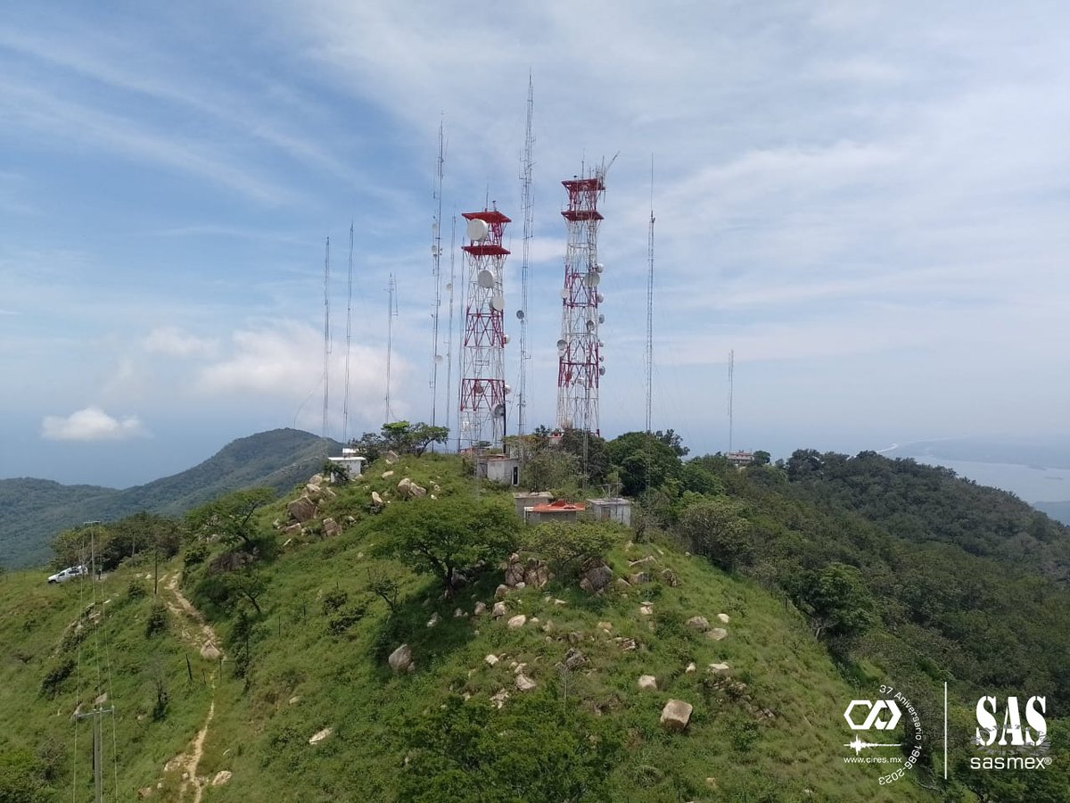 SASMEX's tweet image. Así eran y así quedaron las torres que albergaban sistemas de comunicación de TV, radio, telefonía y del SASMEX.
@CNPC_MX @laualzua @IIUNAM @FIUNAM_MX @ISC_CDMX @SGIRPC_CDMX

#CIRESMuchoMásquelaAlertaSísmica
#CIRES37años
#HuracánOtis
#Prevención