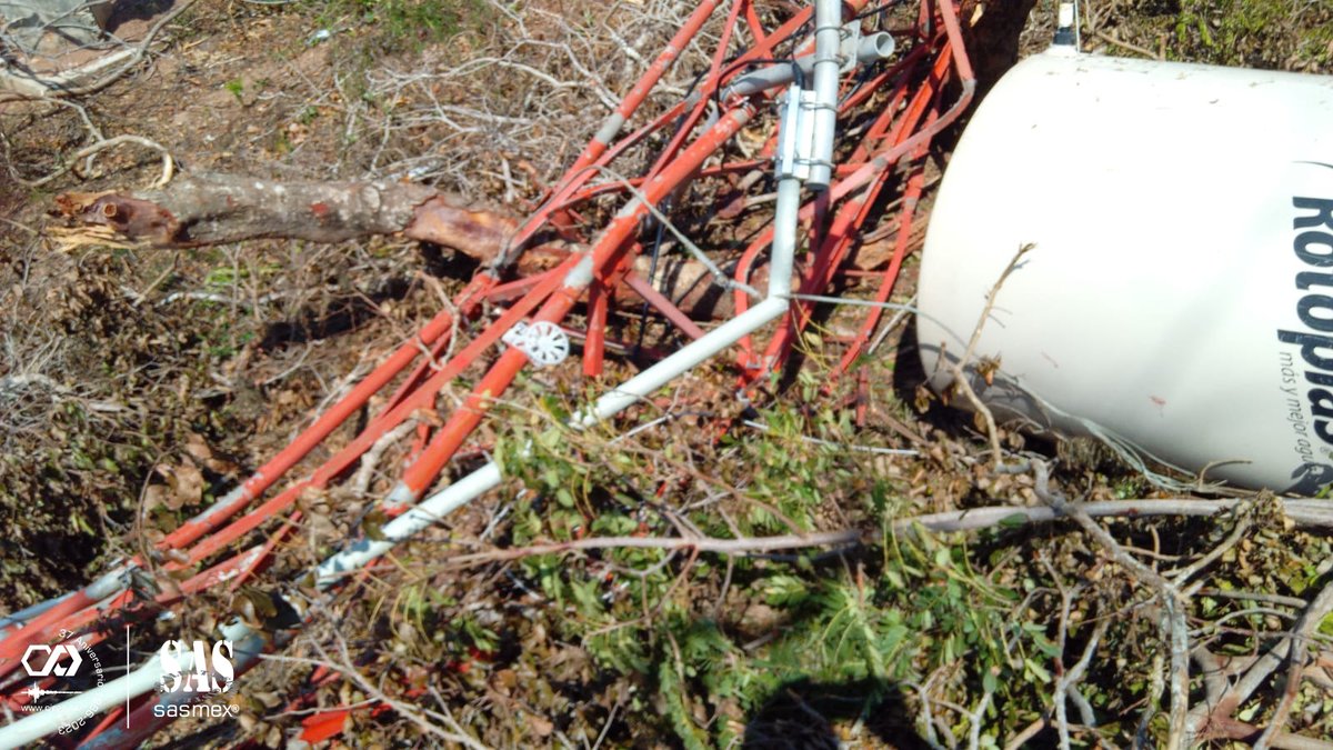 SASMEX's tweet image. Así eran y así quedaron las torres que albergaban sistemas de comunicación de TV, radio, telefonía y del SASMEX.
@CNPC_MX @laualzua @IIUNAM @FIUNAM_MX @ISC_CDMX @SGIRPC_CDMX

#CIRESMuchoMásquelaAlertaSísmica
#CIRES37años
#HuracánOtis
#Prevención