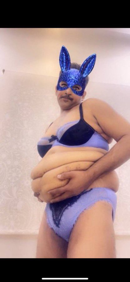 وهنا الىىىالب اول مايوصل عمره اربعين