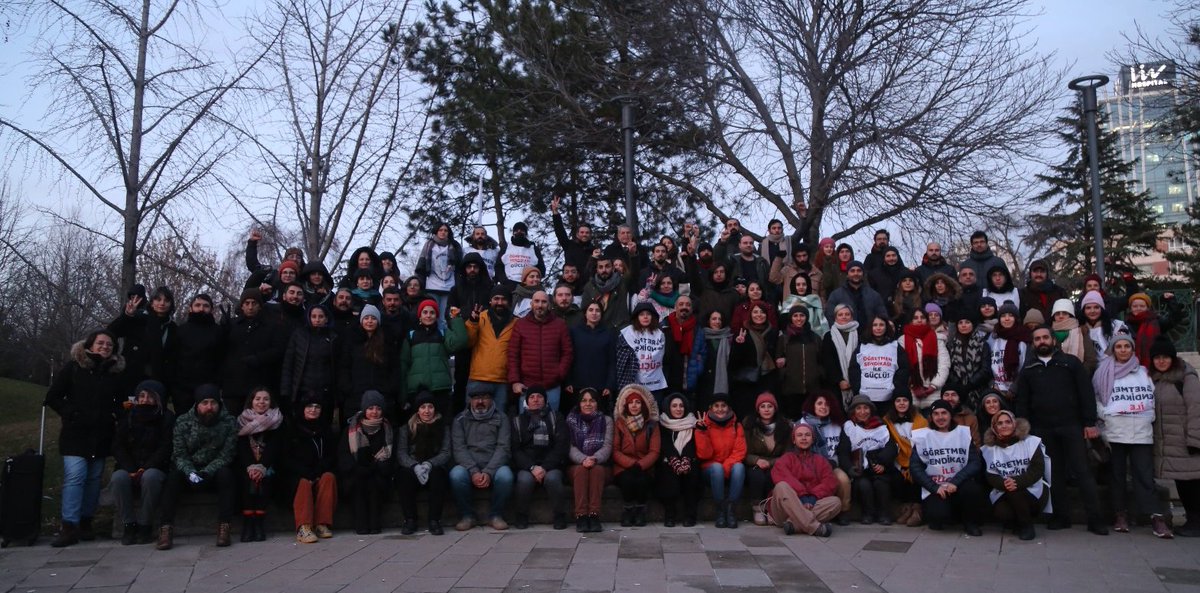 Bir hakkı savunmanın en direngen tarafına kendimizi de koyuyoruz. Bizim olduğumuz yerde geri adım atılmaz. Talebimiz henüz bizde değil. O halde ileri! 

Ankara'nın soğuğunda direnen öğretmenler! Ne mutlu bize. 
Sendikamız sizi kutluyor. #ÖğretmenlerMecliste