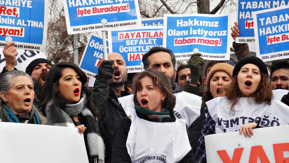 ogretmensendika's tweet photo. Sendika yüreğimize, aklımıza gücü taşıyor. Genç bir sendikanın genç ve mücadeleci üyeleri; on binler sizinle aynı safta olacaktır. 
Çünkü güven sizinle, dostluk sizinle var oluyor. 
#ÖğretmenlerMecliste https://t.co/Rwt9bCBsqU