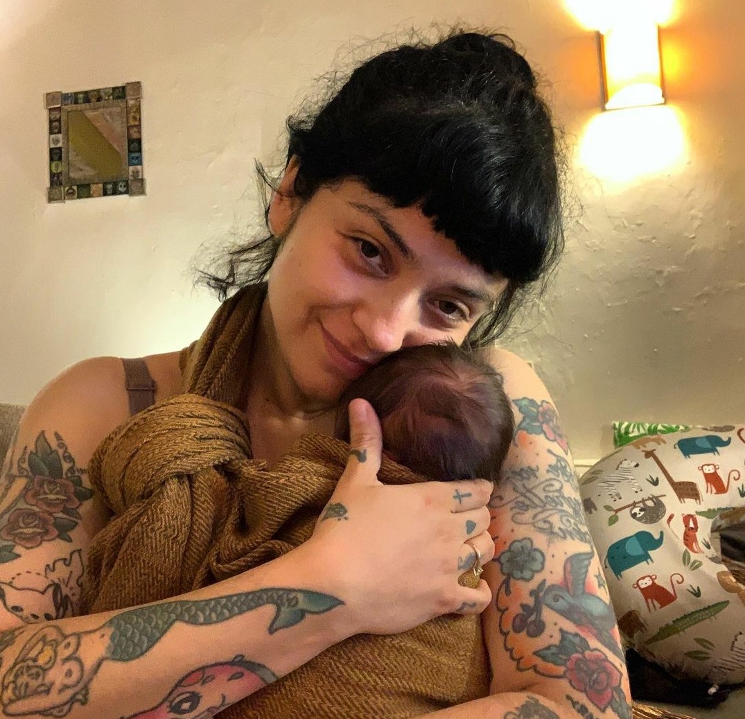 RNacional_News's tweet photo. 🟥 ATENCIÓN | La reconocida artista Mon Laferte renuncia y se arrepiente de su militancia feminista y proaborto, ahora deja claro que su máxima felicidad es su hijo y dedicarse a su hogar, una familia nuclear tradicional. La naturaleza siempre triunfa 🔄🧡 https://t.co/kEZ4gPDxoy