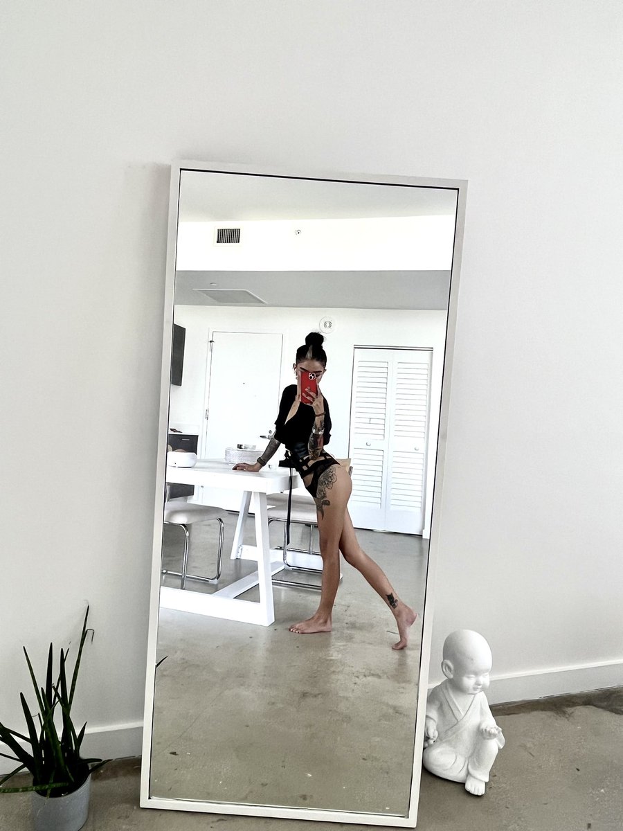 lamariadevil's tweet photo. Parece que he visto un lindo gatito 🖤💀🤍✨🥰

#skinkgirls #MCNTD #familiatatuada #tattooed #mexicanmodel #girlpower #altmodel #girlswithtattoos #inkstagram #inkedgirls  #inkmodels  #petitegirl #tattoos #tattoostyle #monsterette #latina #latinagirl #fashionista #fashion #style https://t.co/uoHSqifUq9