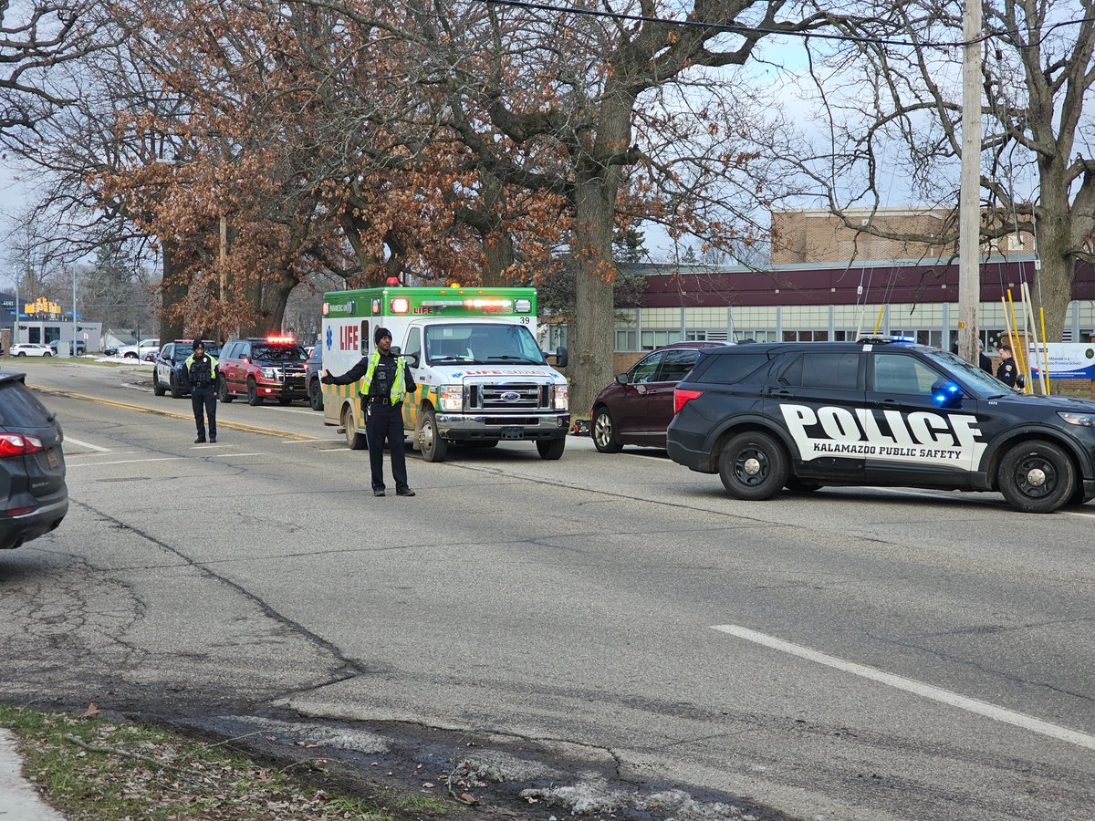 wwmtnews's tweet photo. Crossing guard struck by vehicle near Milwood Elementary in Kalamazoo

https://t.co/nV9B6BZjHN https://t.co/iDv5IVIzaz