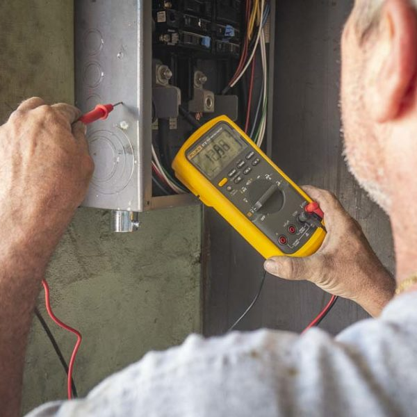 FlukeCorp's tweet photo. When your troubleshooting throws you a few surprises, #FlukeCorp's 87V Max True-RMS Digital Multimeter can help you out of a jam.
Discover why the 87V Max is the perfect #SolarTool for every #SolarTech: https://t.co/Qten4hbcND
