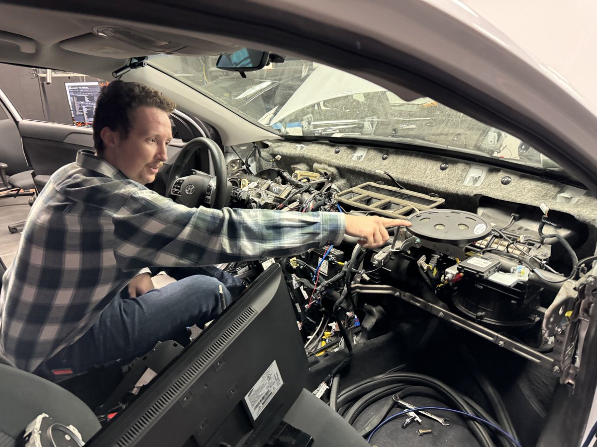 The American University of Sharjah in the UAE recently received a custom half-cab simulator constructed from a Hyundai Sonata body. UIowa ME student Ken Reichert is a student employee at <a href="/UIowaDSRI/">Driving Safety Research Institute</a> who worked on the build alongside miniSim team members.
dsri.uiowa.edu/news/2024/01/m…